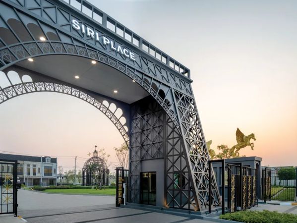 The wrought-iron SIRI PLACE gates with lanterns at the entrance