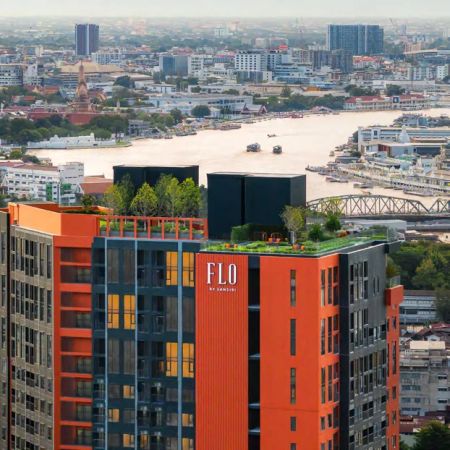 Верхние этажи со знаком FLO, река и мост позади