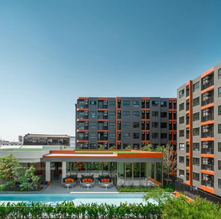 The courtyard: the buildings, the clubhouse and the pool between them