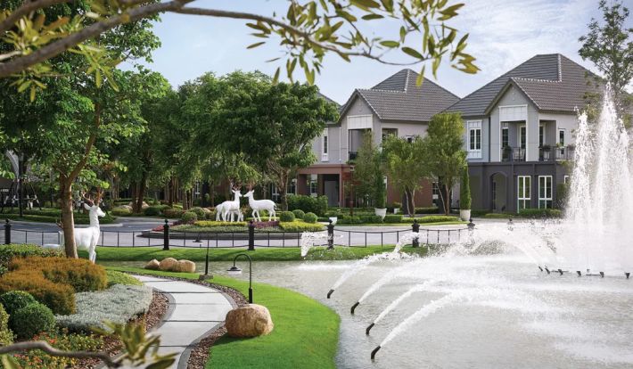 The development's park with its fountain, houses on the far side