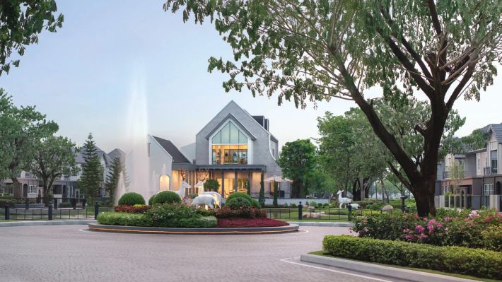 The clubhouse and the fountain on the entrance roundabout