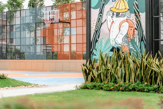 The basketball court with its wall mural