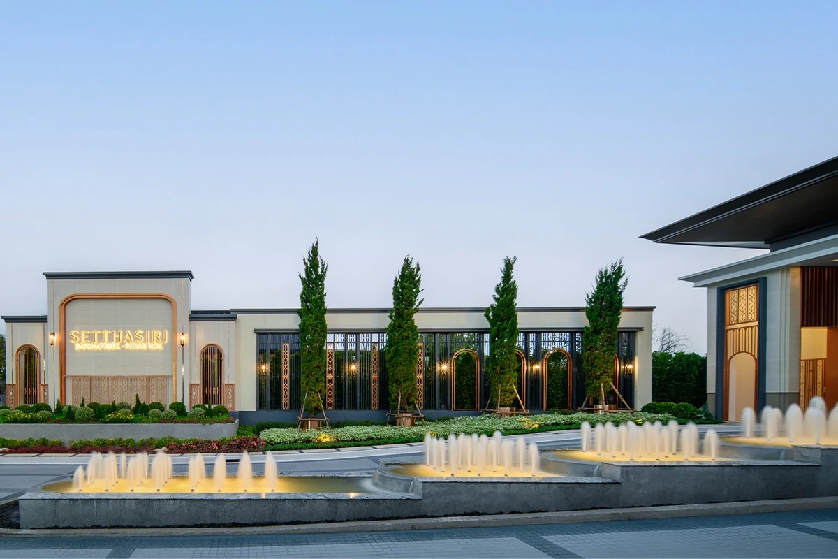 The cascade of fountains before the clubhouse