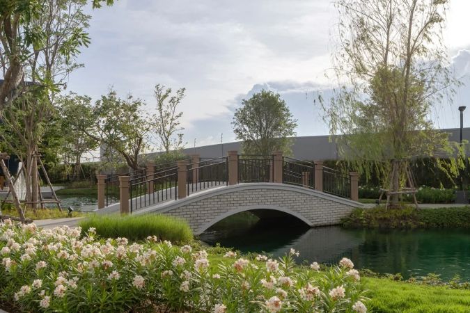 The stone bridge across the pond