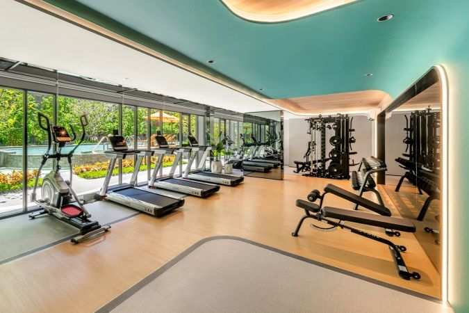 The gym with windows onto the garden