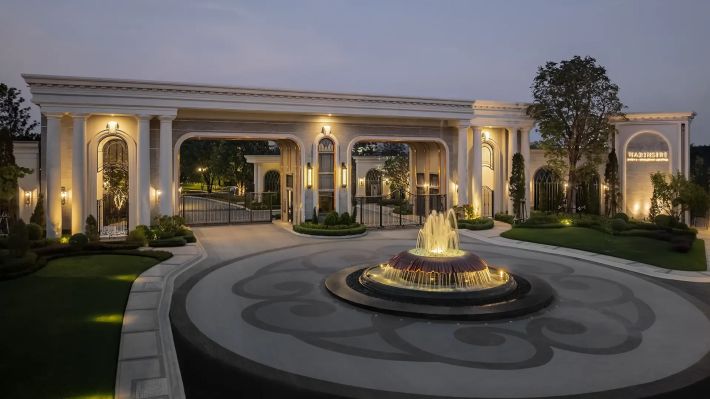 The entrance with its fountain under the colonnade