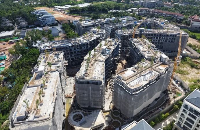 Стройка с воздуха в июле 2026: семь корпусов под кровлей, краны на площадке